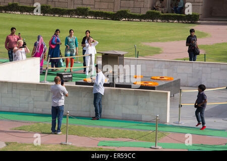 Indien, Delhi. Raj Ghat, schwarzen Marmor Denkmal markiert die Stelle des Mahatma Gandhi Feuerbestattung, Antyesti (Antim Sanskar). Stockfoto