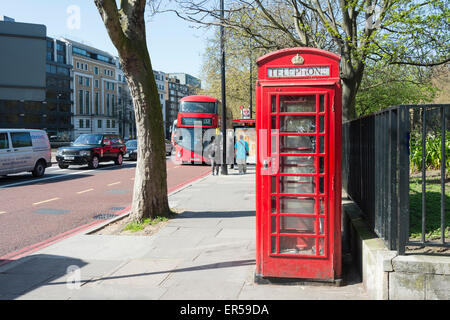 London roten Doppeldecker Bus und Telefon Box, Knightsbridge, London, England, Vereinigtes Königreich Stockfoto