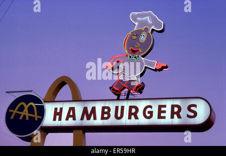 Neonschild für das älteste noch erhaltene Original McDonald's, das 1953 mit dem Speedee-Maskottchen in Downey, CA, USA, eröffnet wurde Stockfoto