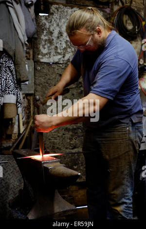 ein Schmied bei der Arbeit in seiner Schmiede in Southsea England uk Stockfoto