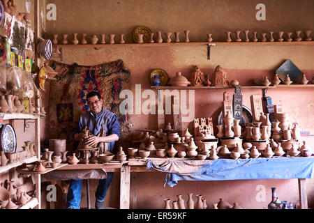 Handwerker-Potter mit seinem Kick-Rad in Marokko in der Nähe des Atlas-Gebirges, Marrakesch Stockfoto