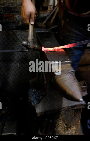 ein Schmied bei der Arbeit in seiner Schmiede in Southsea England uk Stockfoto