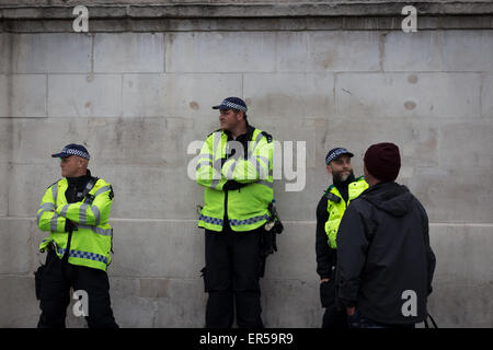 London, UK. 27. Mai 2015. Polizeibeamten am Trafalgar Square in London und sehen eine nahende Schar von Demonstranten an einem Abend des Protests gegen öffentliche Ausgabenkürzungen von der britischen Konservativen Partei in den Jahren eingeführt, da die Partei, auch bekannt als die Tories im Jahr 2010 an die Macht kam. Am Abend Proteste fanden statt, am Tag der Parlamentseröffnung, mit Ausgabenkürzungen setzt sich fort – und viele fürchten, zu vertiefen – folgt die konservativen Überraschung Mehrheit bei den letzten Parlamentswahlen Großbritanniens gewinnen. Bildnachweis: David Cliff/Alamy Live-Nachrichten Stockfoto