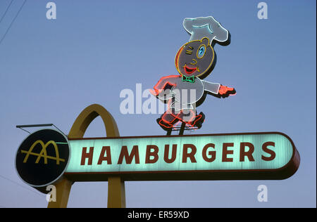 Neonschild für das älteste noch erhaltene Original McDonald's, das 1953 mit dem Speedee-Maskottchen in Downey, CA, USA, eröffnet wurde Stockfoto