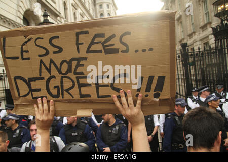 London, UK. 27. Mai 2015. Hunderte von Demonstranten gegen Sparpolitik konvergiert in der Downing Street und am Trafalgar Square nach Queens Rede und der amtliche Zustand-Öffnung des Parlaments. Der Menschen Versammlung gegen Sparmaßnahmen schätzungsweise ein paar tausend Menschen würde auf dem Gelände vor den Toren Nummer 10 auf 17:30, die konservative protestieren absteigen Regierung angedeutet Pläne zur Aufhebung der European Human Rights Act, ersetzt sie durch eine britische Bill Rights.Credit: David Mbiyu / Alamy Live News Stockfoto