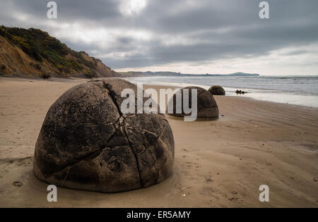 Die Moeraki Boulders sind eine Reihe von großen, kugelförmigen Felsen entlang einer Strecke von Koekohe Strand auf der Otago Neuseeland Stockfoto