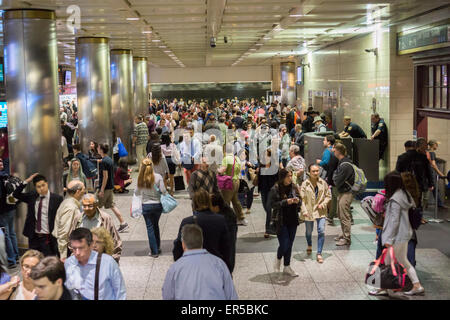 Reisende für die LIRR in Penn Station in New York am Freitag, 22. Mai 2015 warten auf ihre Züge an Bord die Stadt über das Memorial Day Wochenende zu entkommen. Für diejenigen, die fahren, ist die Wochenende reisen voraussichtlich verkehrsreichsten in zehn Jahren mit 37 Millionen erwartet, um die Straße zu schlagen. (© Richard B. Levine) Stockfoto