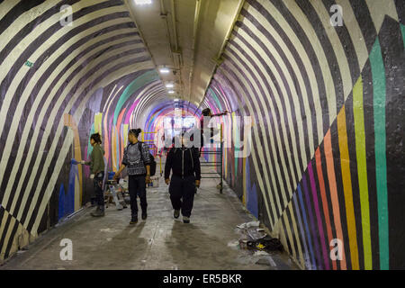 Ein Teil der 900 Fuß lange 191. U-Bahn station Verbindungstunnel, gemalt von Künstlern wie Jessie Unterhalter und Katey Truhn, und neu dekoriert, von Künstlern, die von New York City Department of Transportation auf Donnerstag, 21. Mai 2015 eingestellt. Die Künstler, COPE2, Königin Andrea, Nick Kuszyk, Cekis und Jessie Unterhalter und Katey Truhn wurden durch den Punkt in einem wettbewerblichen Verfahren ausgewählt. Der Stollen erhielt vor kurzem aktualisierten LED-Beleuchtung und mit dem Zusatz der Wandmalereien wurde in eine Kunstgalerie. (© Richard B. Levine) Stockfoto