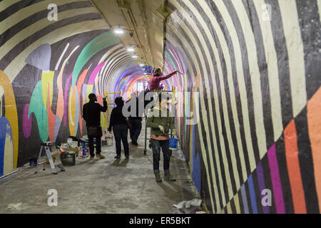 Ein Teil der 900 Fuß lange 191. U-Bahn station Verbindungstunnel, gemalt von Künstlern wie Jessie Unterhalter und Katey Truhn, und neu dekoriert, von Künstlern, die von New York City Department of Transportation auf Donnerstag, 21. Mai 2015 eingestellt. Die Künstler, COPE2, Königin Andrea, Nick Kuszyk, Cekis und Jessie Unterhalter und Katey Truhn wurden durch den Punkt in einem wettbewerblichen Verfahren ausgewählt. Der Stollen erhielt vor kurzem aktualisierten LED-Beleuchtung und mit dem Zusatz der Wandmalereien wurde in eine Kunstgalerie. (© Richard B. Levine) Stockfoto