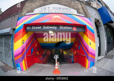 Eingang zu den 900 Fuß lange 191. U-Bahn station Verbindungstunnel, gemalt von Königin Andrea und neu dekoriert, von Künstlern, die von New York City Department of Transportation auf Donnerstag, 21. Mai 2015 eingestellt. Die Künstler, COPE2, Königin Andrea, Nick Kuszyk, Cekis und Jessie Unterhalter und Katey Truhn wurden durch den Punkt in einem wettbewerblichen Verfahren ausgewählt. Der Stollen erhielt vor kurzem aktualisierten LED-Beleuchtung und mit dem Zusatz der Wandmalereien wurde in eine Kunstgalerie. (© Richard B. Levine) Stockfoto