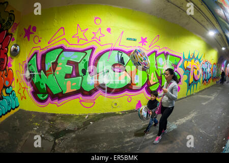 Ein Teil der 900 Fuß lange 191. U-Bahn station Verbindungstunnel, gemalt von COPE2 und neu dekoriert, von Künstlern, die von New York City Department of Transportation auf Donnerstag, 21. Mai 2015 eingestellt. Die Künstler, COPE2, Königin Andrea, Nick Kuszyk, Cekis und Jessie Unterhalter und Katey Truhn wurden durch den Punkt in einem wettbewerblichen Verfahren ausgewählt. Der Stollen erhielt vor kurzem aktualisierten LED-Beleuchtung und mit dem Zusatz der Wandmalereien wurde in eine Kunstgalerie. (© Richard B. Levine) Stockfoto