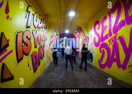 Ein Teil der 900 Fuß lange 191. U-Bahn station Verbindungstunnel, gemalt von Königin Andrea und neu dekoriert, von Künstlern, die von New York City Department of Transportation auf Donnerstag, 21. Mai 2015 eingestellt. Die Künstler, COPE2, Königin Andrea, Nick Kuszyk, Cekis und Jessie Unterhalter und Katey Truhn wurden durch den Punkt in einem wettbewerblichen Verfahren ausgewählt. Der Stollen erhielt vor kurzem aktualisierten LED-Beleuchtung und mit dem Zusatz der Wandmalereien wurde in eine Kunstgalerie. (© Richard B. Levine) Stockfoto