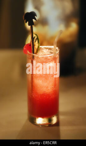 Tropische Früchte-Cocktail mit einem Trinkhalm fotografiert hautnah Stockfoto