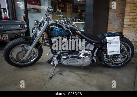 BERLIN - 10. Mai 2015: Chopper Harley-Davidson Softail Fat Boy, 2002. Die 28. Berlin-Brandenburg-Oldtimer-Tag Stockfoto