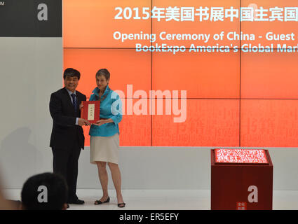 (150527)--NEW YORK, 27. Mai 2015 (Xinhua)--Wu Shangzhi(L), Vizeminister der Chinas State Administration of Press, Publikation, Radio, Film und Fernsehen, gibt ein Buch als Geschenk zu Kristin Mc Daught, ein Repräsentant von New York Public Library bei der feierlichen Eröffnung des China-Gast der Ehre 2015 BookExpo America Global Market Forum in New York, Vereinigte Staaten, am 27. Mai , 2015. Bringt in fast 10.000 Buchtitel aus einige 150 Verlage, kam China im Rampenlicht in diesem "Verlags- und kulturelle Hauptstadt der Welt" als BookExpo America (BEA) 2015 startete in New York C Stockfoto