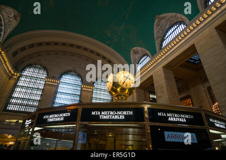 Grand Central Terminal Uhr sitzt oberhalb der Informations-Kiosk GCT New York City Stockfoto