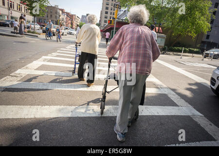 Ältere Frauen überqueren Sie die Straße im New Yorker Stadtteil Chelsea auf Montag, 25. Mai 2015. (© Richard B. Levine) Stockfoto