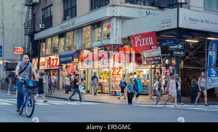 Ein Hund der Papaya und Little Italy Pizza Restaurants am Dienstag, 26. Mai 2015 in New York.  (© Richard B. Levine) Stockfoto