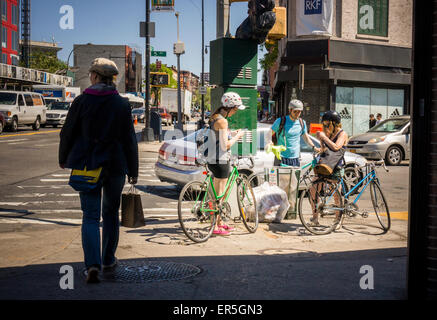 Radfahrer machen Sie eine Pause in der familienfreundlichen, trendige Park Slope Nachbarschaft in Brooklyn in New York auf Samstag, 23. Mai 2015. (© Richard B. Levine) Stockfoto