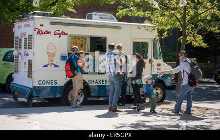 Familien genießen ihre Kinder Herr Softee Eiscreme in der familienfreundlichen, trendige Park Slope Nachbarschaft in Brooklyn in New York auf Samstag, 23. Mai 2015. (© Richard B. Levine) Stockfoto