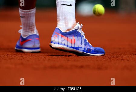 Paris, Frankreich. 27. Mai 2015. Die Schuhe von Roger Federer der Schweiz gesehen, während die Männer single ´s 2. Vorrundenspiel gegen Marcel Granollers von Spanien im Jahr 2015 Französisch Open Tennisturnier, in Paris, Frankreich am 27. Mai 2015. Roger Federer gewann 3: 0. Bildnachweis: Han Yan/Xinhua/Alamy Live-Nachrichten Stockfoto