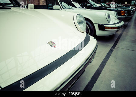 Autos in einer Reihe. Im Vordergrund ein Porsche 911 Stockfoto