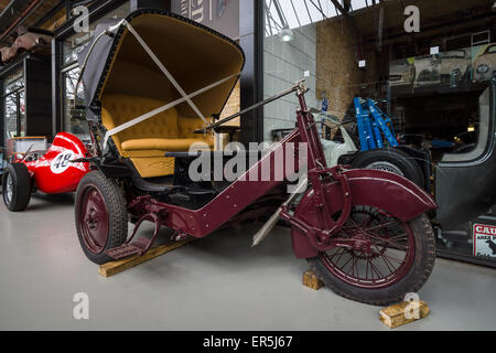 BERLIN - 10. Mai 2015: Vintage dreirädriges Fahrzeug (Trainer). 28. Berlin-Brandenburg-Oldtimer-Tag Stockfoto