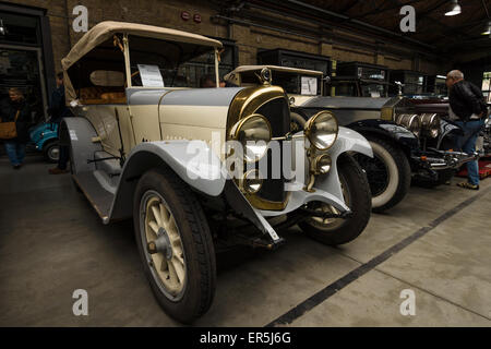 BERLIN - 10. Mai 2015: Oldtimer des deutschen Herstellers NAG C4 10/30 Phaeton. 28. Berlin-Brandenburg-Oldtimer-Tag Stockfoto