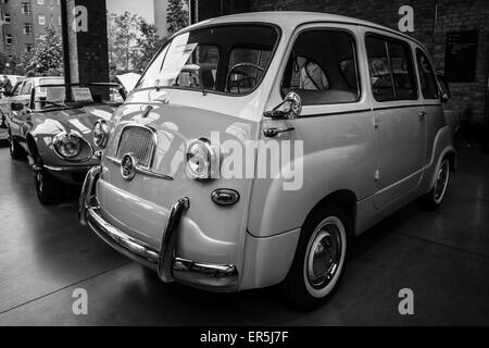 BERLIN - 10. Mai 2015: Mini-MPV (Multi Purpose Vehicle) Fiat 600 Multipla. Schwarz und weiß. 28. Berlin-Brandenburg-Oldtimer-Tag Stockfoto