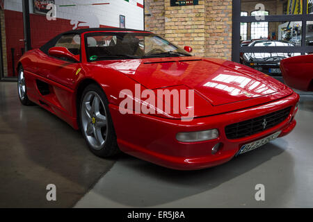 BERLIN - 10. Mai 2015: Sportwagen Ferrari F355 Spider (Typ F129). 28. Berlin-Brandenburg-Oldtimer-Tag Stockfoto