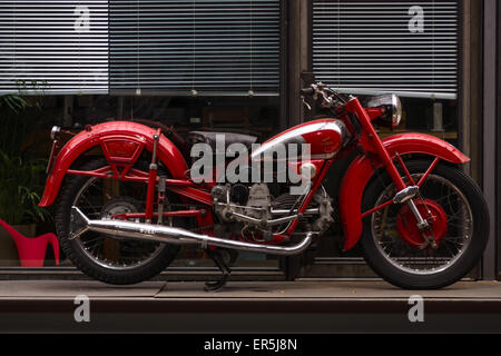 BERLIN - 10. Mai 2015: Vintage Motorrad Moto Guzzi Airone. 28. Berlin-Brandenburg-Oldtimer-Tag Stockfoto