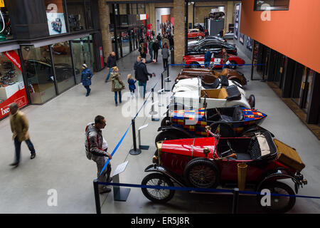 BERLIN - 10. Mai 2015: Oldtimer in der Ausstellungshalle. 28. Berlin-Brandenburg-Oldtimer-Tag Stockfoto