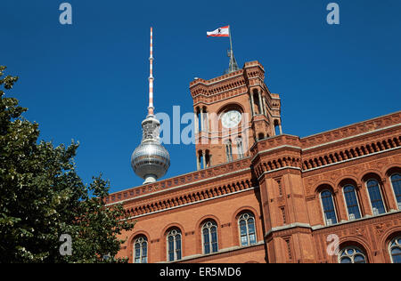 Rotes Rathaus, Rotes Rathaus und Fernsehen Turm, Berlin-Mitte, Berlin, Deutschland Stockfoto