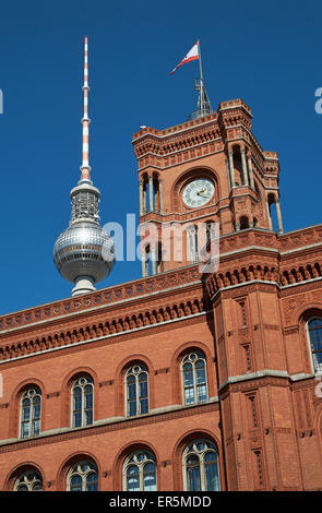 Rotes Rathaus, Rotes Rathaus und Fernsehen Turm, Berlin-Mitte, Berlin, Deutschland Stockfoto