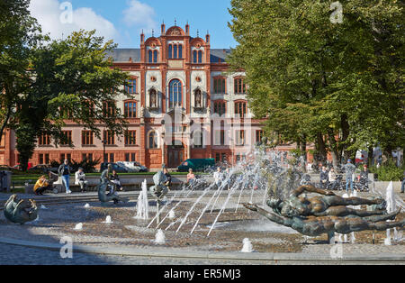 Brunnen mit der Universität Rostock im Hintergrund, Hansestadt Rostock, Mecklenburg-Vorpommern Pommern, Deutschland Stockfoto