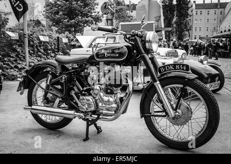 BERLIN - 10. Mai 2015: Motorrad Royal Enfield Bullet 500 Classic. Schwarz und weiß. 28. Berlin-Brandenburg-Oldtimer-Tag Stockfoto