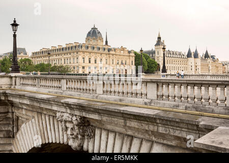 Blick über Pont de Notre Dame, Conciergerie, Palais de Justice de Paris, Ile De La Cite, Paris, Frankreich, Europa, UNESCO Worl Stockfoto