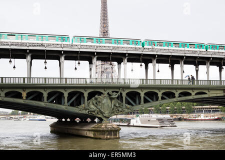 U-Bahn, überqueren das Seineufer in Pont de Bir-Hakeim, Eiffelturm im Hintergrund, Paris, Frankreich, Europa, UNESCO-Welt-gen Stockfoto