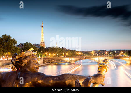 Blick vom Pont Alexandre III über den Fluss Seine, Eiffelturm im Hintergrund, Paris, Frankreich, Europa, UNESCO-Welterbe Stockfoto