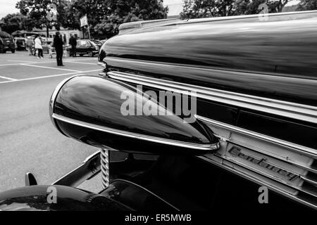 BERLIN - 10. Mai 2015: Fragment eines Full-Size-Autos Buick Century, 1938. Schwarz und weiß. 28. Berlin-Brandenburg-Oldtimer-Tag Stockfoto