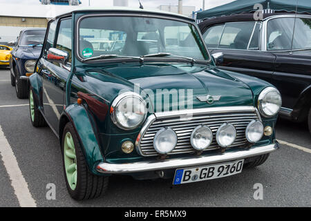 BERLIN - 10. Mai 2015: Kleine Kleinwagen Mini. 28. Berlin-Brandenburg-Oldtimer-Tag Stockfoto