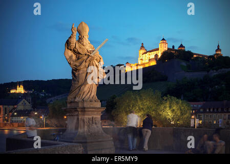 Statue auf der alten Mainbrücke mit Blick auf die Festung Marienberg bei Nacht, Würzburg, Franken, Bayern, Deutschland Stockfoto