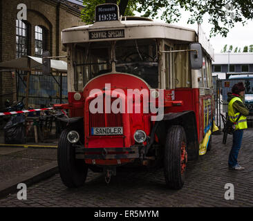 BERLIN - 10. Mai 2015: Oldtimer Bus Renault TN6A. 28. Berlin-Brandenburg-Oldtimer-Tag Stockfoto