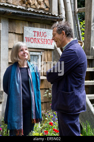 BBC-Moderator Monty Don interviews Tina Vallis in 'A Trugmaker Garden", Gold Medal Winner, RHS Chelsea Flower Show 2015 Stockfoto