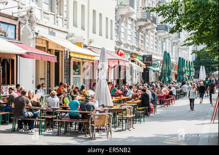 Leute sitzen in Straßencafés im Hamburger Schanzenviertel, Hamburg, Deutschland Stockfoto