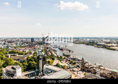 Blick auf den Hamburger Hafen mit der Elbphilharmonie und die Landungsbrücken, Hamburg, Deutschland Stockfoto