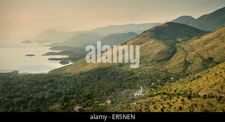 Blick über Albanien mit Moschee, Bergen und Nebel, Murici, Nationalpark Lake Skadar, Montenegro, Western Balkan, Europa Stockfoto