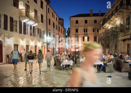 Menschen in den Gassen der Altstadt von Kotor, Adriaküste, UNESCO, Europa, Montenegro, westlichen Balkanstaaten Stockfoto