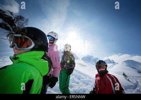 Vier Kinder tragen Skibekleidung im Schnee, Skigebiet Ladurns Gossensaß, Südtirol, Italien Stockfoto