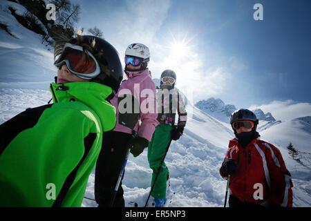 Vier Kinder tragen Skibekleidung im Schnee, Skigebiet Ladurns Gossensaß, Südtirol, Italien Stockfoto